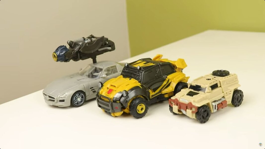 Image Of Reactive Bumblebee & Starscream 2 Pack In Hand From Transformers Game Toys  (30 of 37)